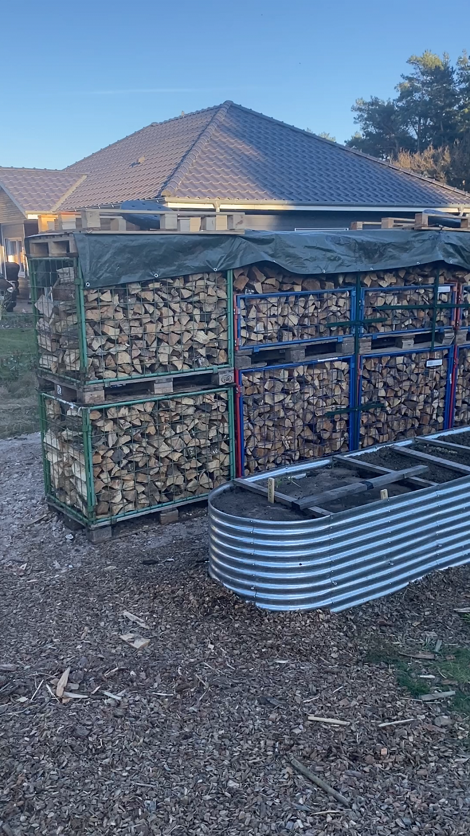 Das neue Holzlager ist im Werden.