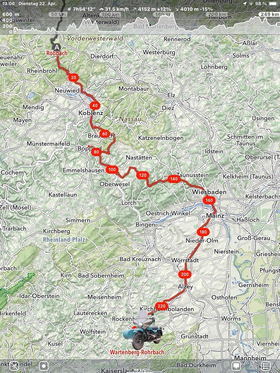 Heute hat mir mein Navigator die Karten gelegt. Anstatt den Rhein entlang stromaufwärts zu fahren, machte ich einen Schwenk nach Osten. Was zur Folge hatte, daß ich eine lange Strecke durch Wiesbaden und Mainz fuhr.