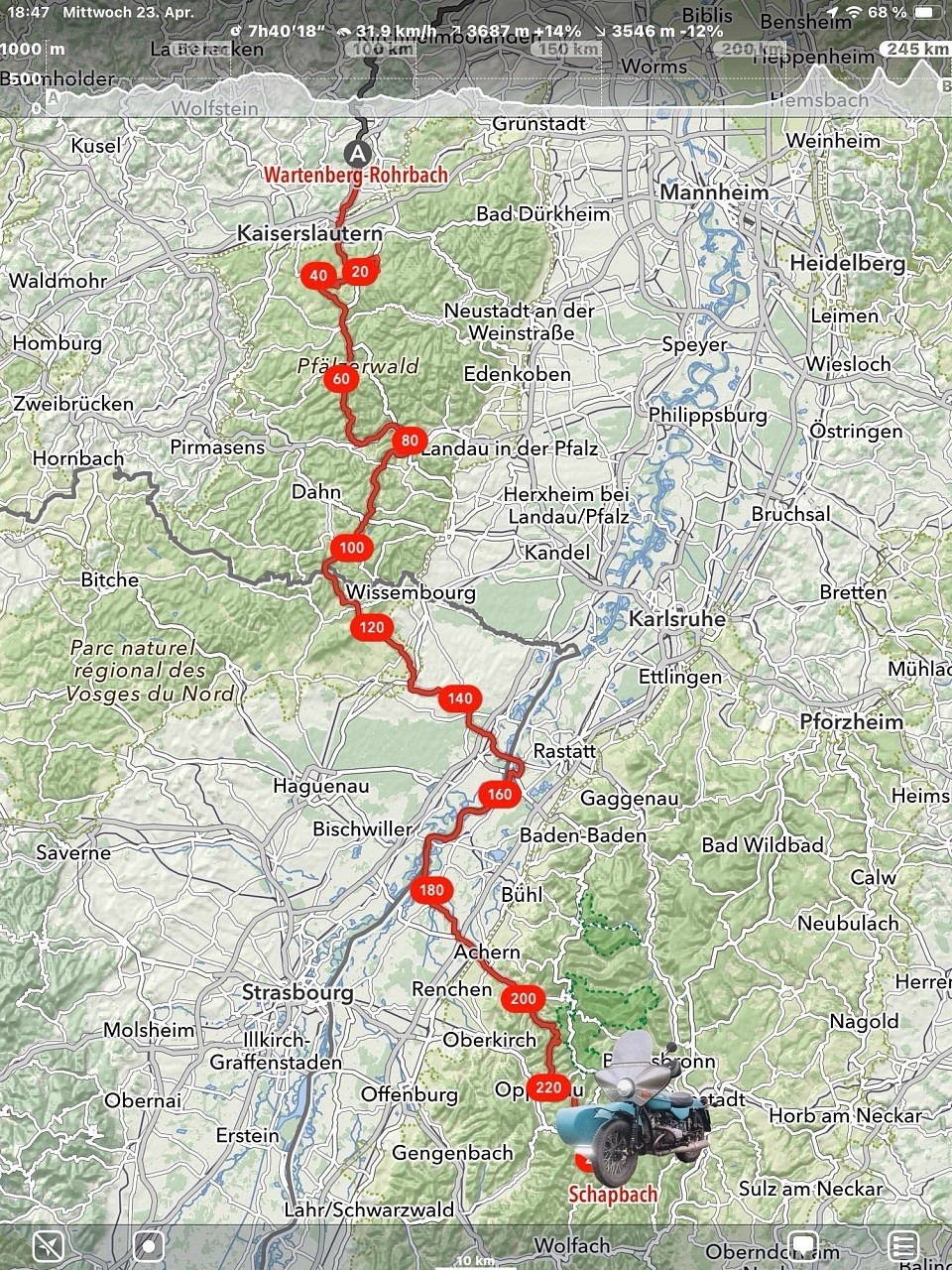 Heute fuhr ich durch die Vogesen, viele kleine Dörfer mit malerischen Fachwerkhäusern. Schön. Danach turnte ich bei Regen durch den Hochschwarzwald. Auch schön.