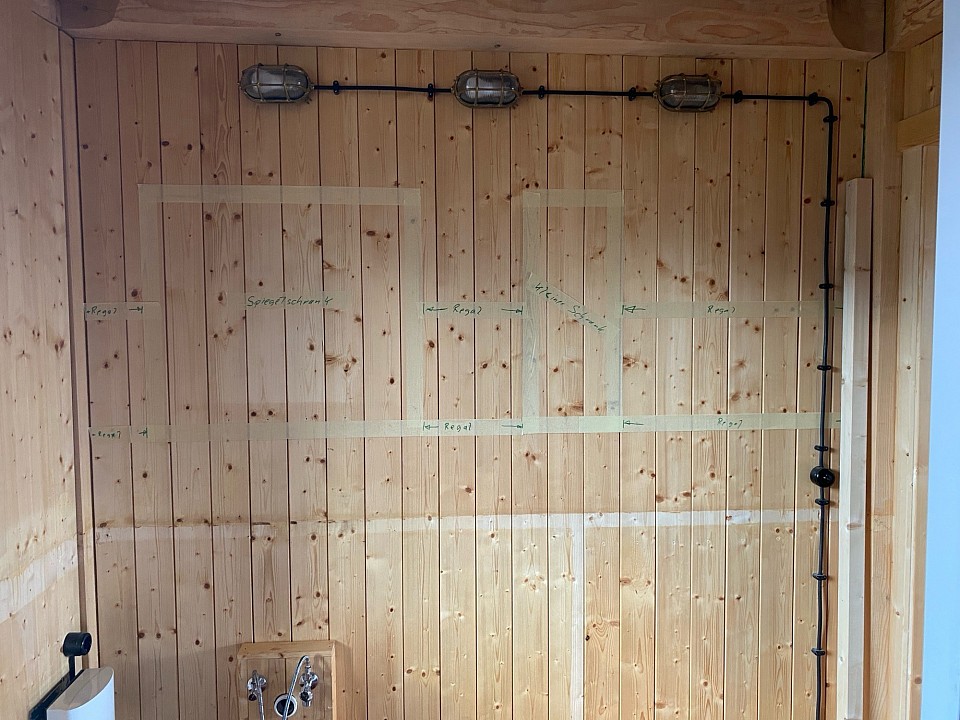 Ich baue das Badezimmer um. Der Waschtisch wird tiefer gesetzt und Inges Spiegelschrank kommt über das Waschbecken.