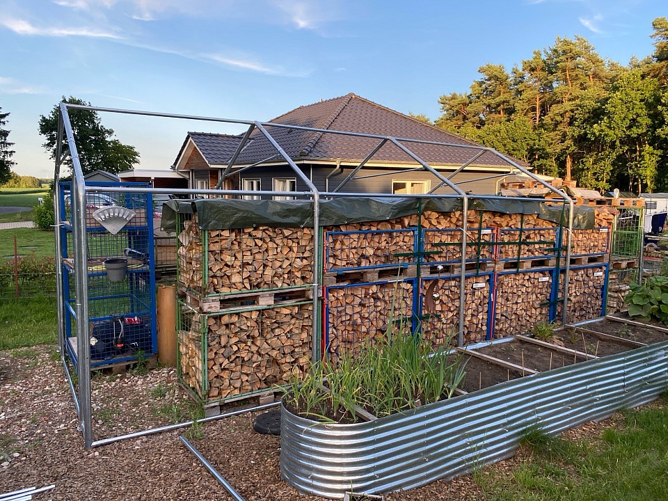Projekt Holzlager geht voran. Weiter geht's wenn ich die Wespen im hinteren Teil vertrieben habe.