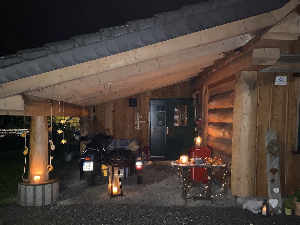 Laternenumzug im Dorf und Inge hat Spaß dabei.