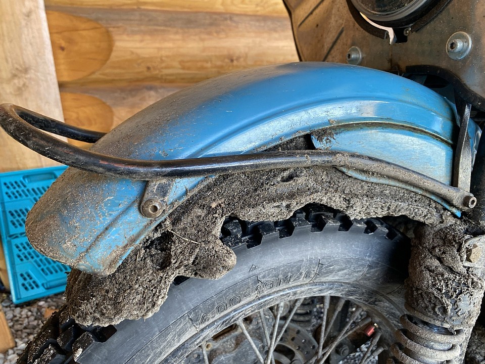 Ein massiver Eisblock hat sich unter dem Kotflügel gebildet.