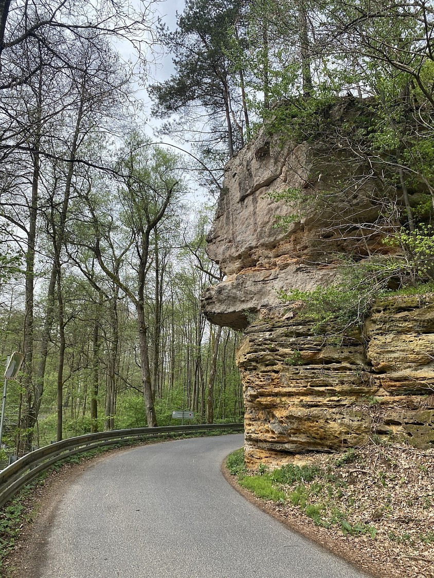 Cvikov - Ums Eck ist die Bikerhöhle Pekelné doly.