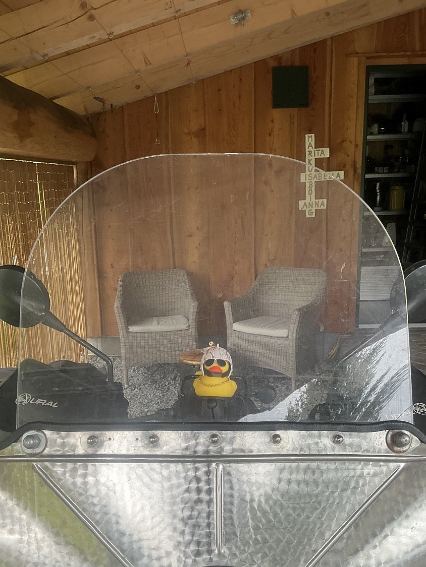 Mein neuer Copilot vor der neuen Sitzecke. Die alte Ente habe ich in der Ruhestand versetzt, sie steht jetzt neben meinem Bett.